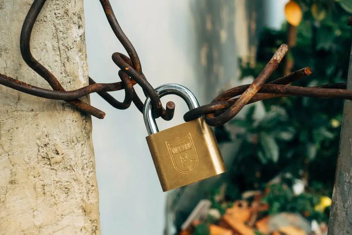 Lock hanging